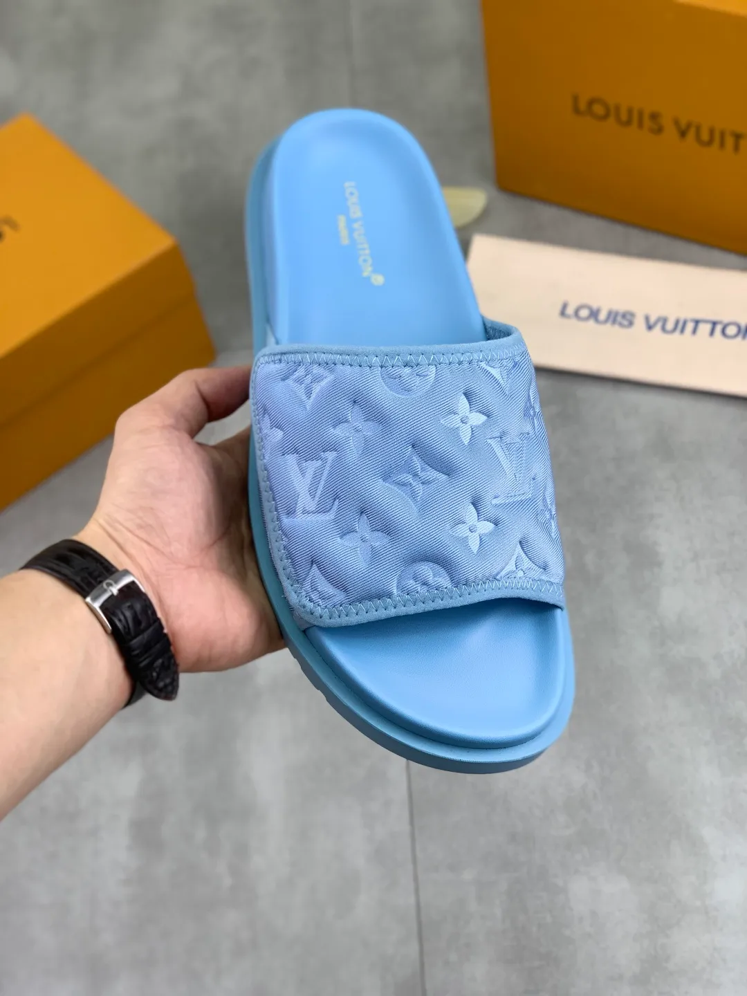 Men's shoes 💰P320 💰[New style]🆘 Original quality [LOUIS VUITTON] The popular Louis Vuitton LV men's slippers on the official website are on sale simultaneously! Original fabric imported from Italy, original factory special supply, code number: 38-44 (45 customized), many colors available
